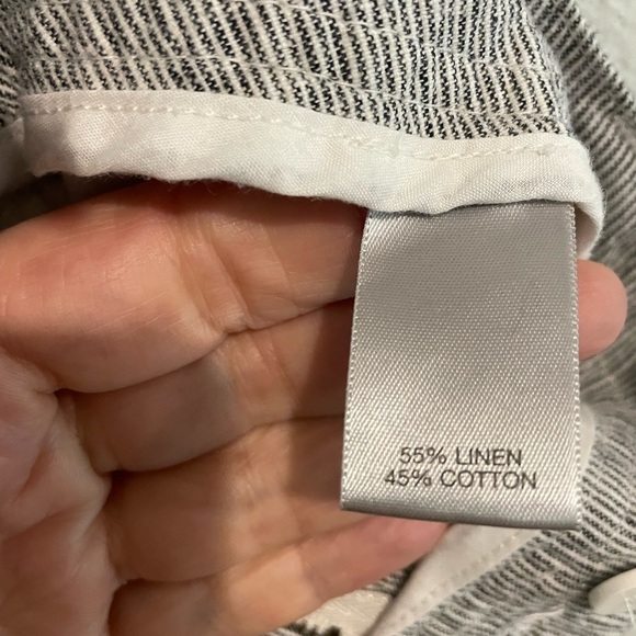 Avenue Linen Blend Pinstripe Shorts. Size 16 - Picture 5 of 6